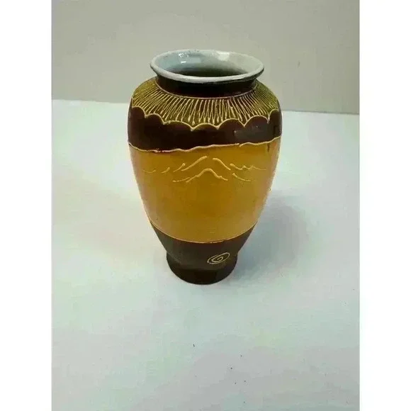 Vintage Satsuma Moriage Vase Japan Multi color 5” Signed Raised Gold Detail - Picture 4 of 9